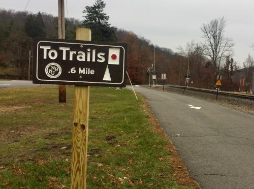 Trail Conference volunteer created trail sign in Harriman State Park. Photo by New York-New Jersey Trail Conference.