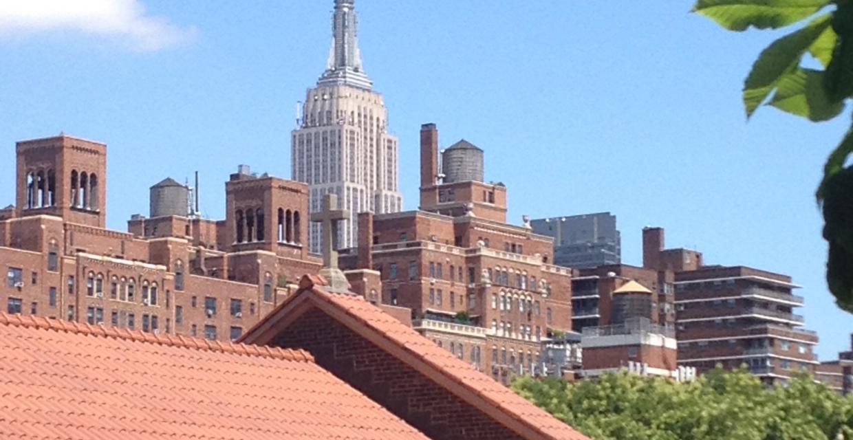 View of NYC skyline with Empire State Building from the High Line Elevated Park - Photo Frank Fernandez